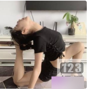 反差艺校舞蹈系小美女与一少的对比