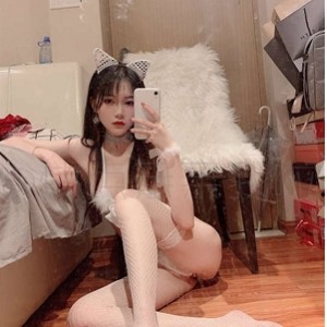 网红COSER魔法秋秋：高颜值美女COSER，清纯气质与性感身材兼具