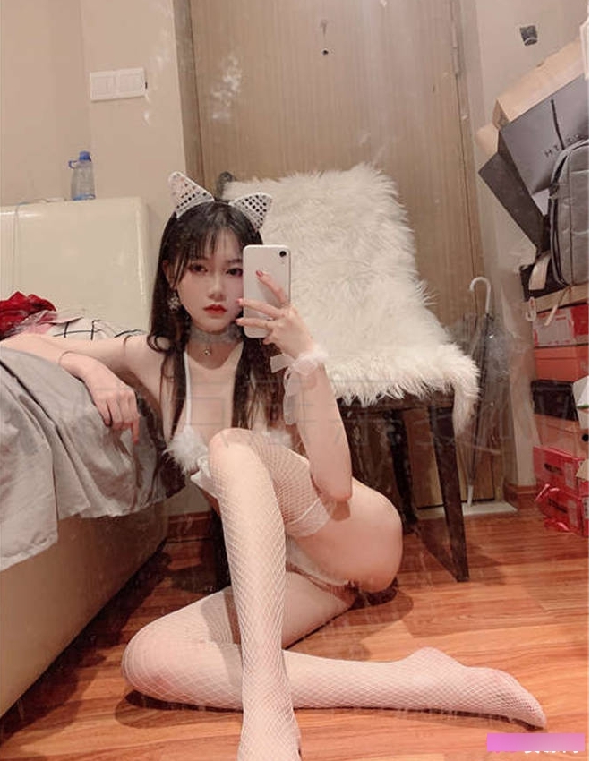 网红COSER魔法秋秋：高颜值美女COSER，清纯气质与性感身材兼具