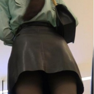 时尚美女穿着短裙的街拍风格