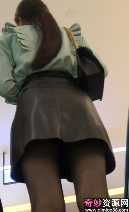 时尚美女穿着短裙的街拍风格