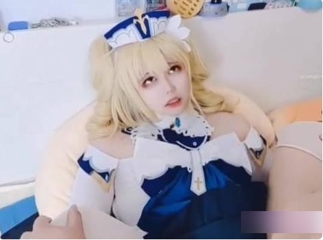 TS伪娘小舞酱的原神cosplay，芭芭拉肉身抵挡两位老哥的进攻