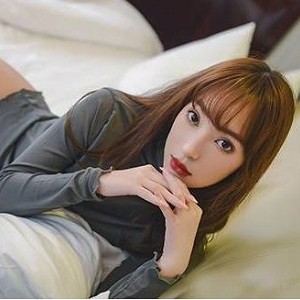 顶级模特李沫花絮拍摄，专业摄影师TINA为盘丝网拍摄的尺度拍摄作品