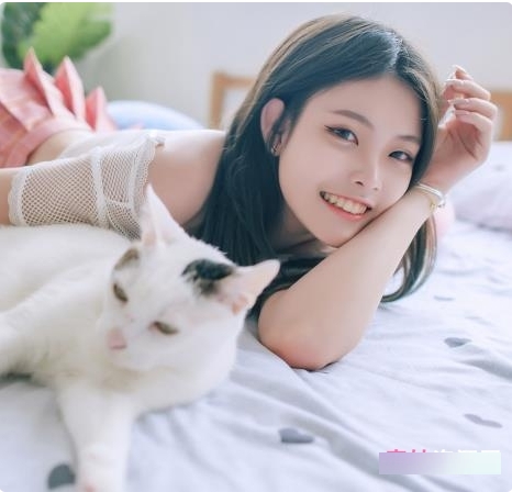 可爱学生妹JVID展示精致气质和秋波