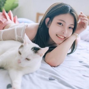 可爱学生妹JVID展示精致气质和秋波