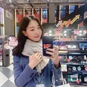 韩国美女医生在Onlyfans上无打码视频展示，引发网爆门事件。黑人宇航员8V508M成为网友讨论的焦点，其战斗力备受关注。