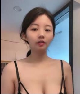 女王用鞭子抽打粉丝的项圈