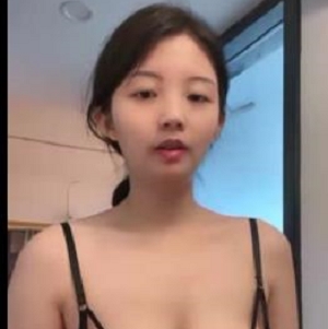 女王用鞭子抽打粉丝的项圈