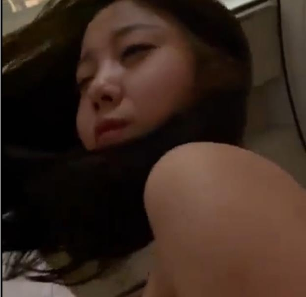 渴望认真吃鸡的小姐姐，拥有迷人的大眼睛