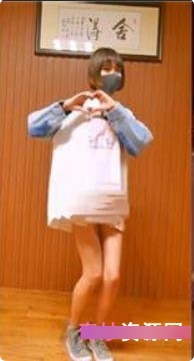 热门抖音舞蹈钰儿教学：舍得妹边跳边脱！