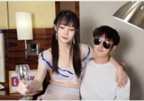 性感女导游推销纪念品给游客，主动发生关系