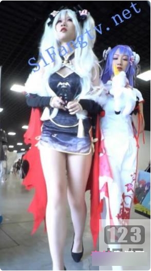 帅气小伙摄影师在樱之舞漫展上展示伪装技巧