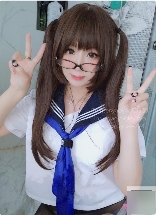 微博上的妹子分享了她的摇摇乐经历，穿着蓝色的JK服装。