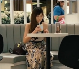 泰国路边搭讪探花阿坤和精选美女一起喝咖啡