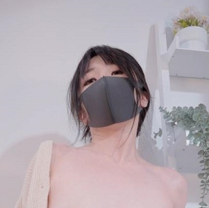 全网首发：全网首发的意思是指该商品是第一次在全网上发布，这可以作为标题的一部分。hongkongdoll：hongkongdoll可能是一个品牌或产品的名称，可以作为标题的一部分。私信短片：私信短片可能指的是一种特殊类型的视频或电影，可以作为标题的一部分。后妈裙紫薇：后妈裙紫薇可能是一种服装款式或设计，可以作为标题的一部分。1V-132M：1V-132M可能是指该商品的规格或型号，可以作为标题的一