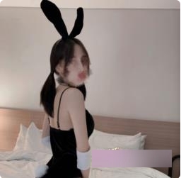 火辣瑜伽女神的热情舞蹈和火辣身材