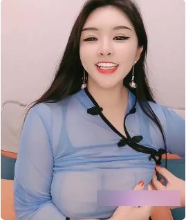 卡戴珊的性感身材在2V2.7G直播视频中展现，熊硕大的胸前软肉下垂诱人。