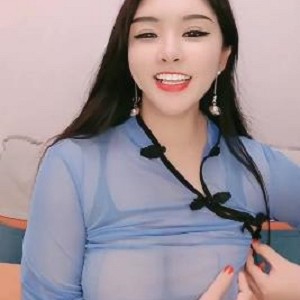 卡戴珊的性感身材在2V2.7G直播视频中展现，熊硕大的胸前软肉下垂诱人。