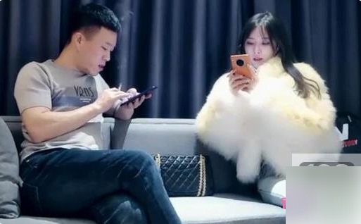 女神展示高颜值一字马技巧，与男网友进行激烈大战
