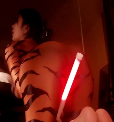 付费定制的紧身衣，上帝视角的光棒磨B，1V和586M的百度盘