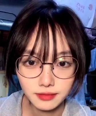 渴望小东西：5.7G百度盘中的转载搬运视频，美女表演嘴艺吃鸡