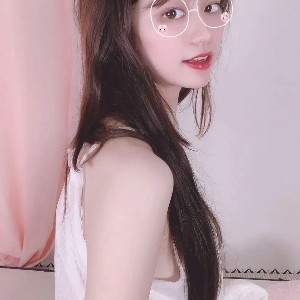 高颜值乖乖女的睡衣，展现非凡容颜和火辣身材的魔爪般技术，令人心动