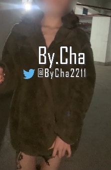 稀有展示：网红女神在车库电梯监控下的极限展示