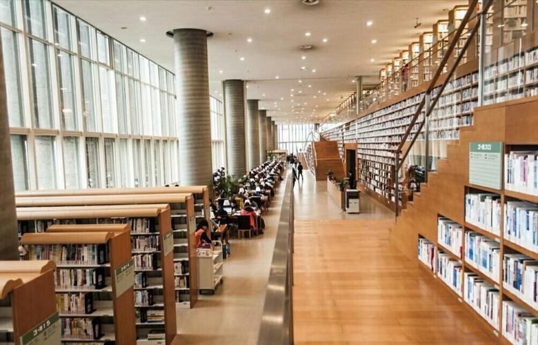 图书馆藏书丰富多样，提供丰富的学习资源