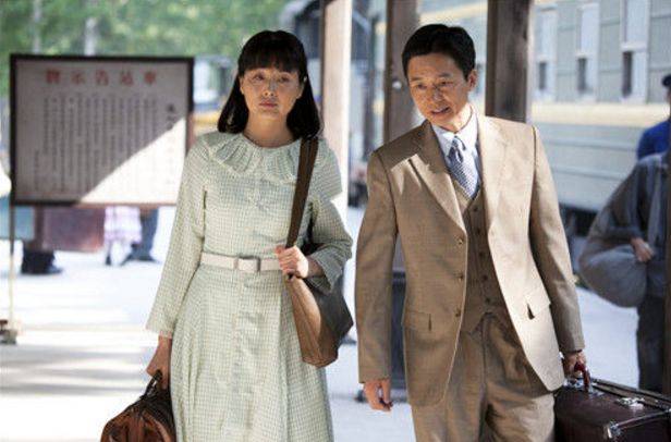 年轻父母惊喜的和谐家庭生活