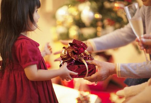 年轻父母惊喜的和谐家庭生活