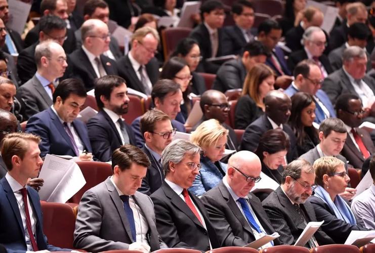 西方和中国影像合集,共有31种商品,价格在64万元到68万元之间。