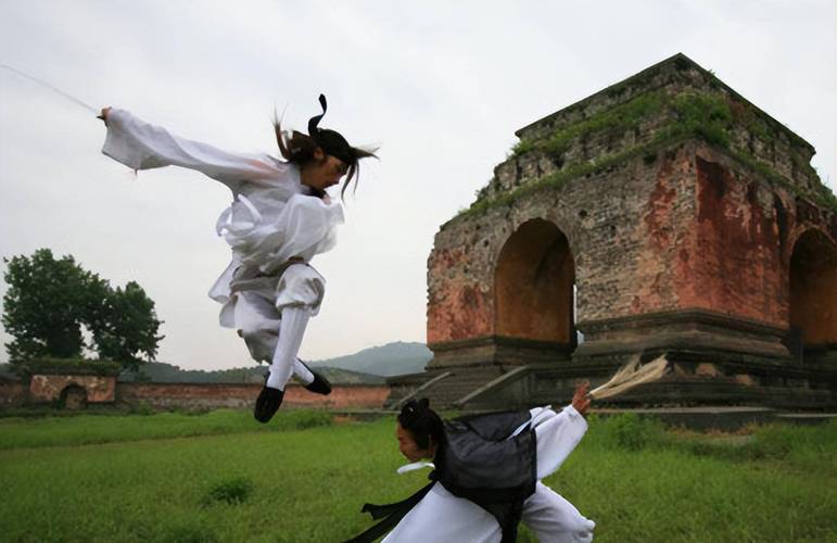 中华武术大师葛强展示惊人轻功-飞檐走壁