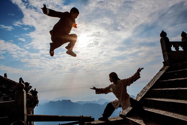 中华武术大师葛强展示惊人轻功-飞檐走壁