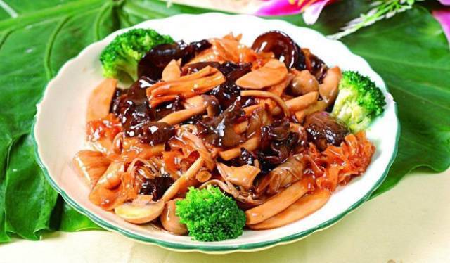 中国烹饪的特色菜肴:蒸鲥鱼、炉焙鸡、糖蒸茄、肉油饼、五香糕,以及特殊菜制法中的火肉。