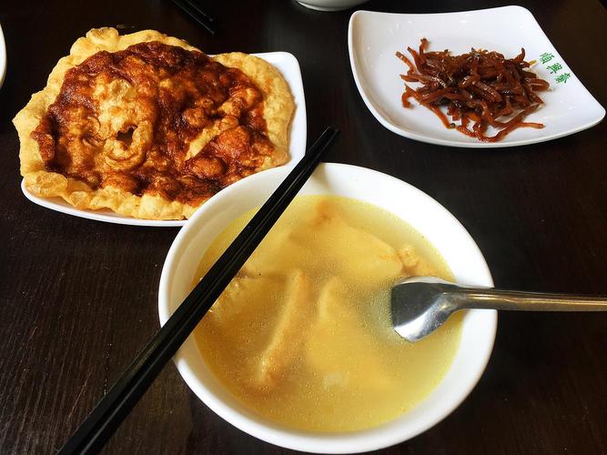 中国烹饪的特色菜肴:蒸鲥鱼、炉焙鸡、糖蒸茄、肉油饼、五香糕,以及特殊菜制法中的火肉。