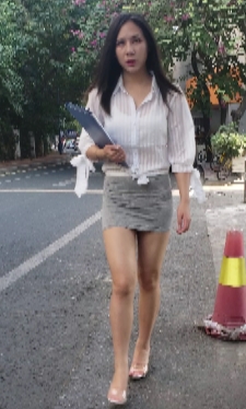 《性感美女穿超短包臀裙，高跟鞋，展示完美胖臀，超清3V视频免费下载！》