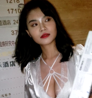 “性感美女穿着低胸牛仔短裤，展示大罩杯，独家视频分享，立即下载！12V，15.61G，百度云限时优惠！”
