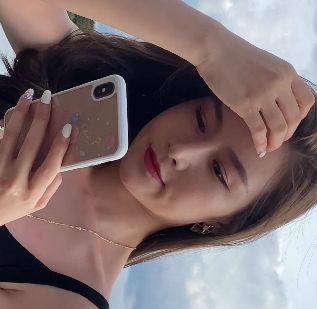 “高挑美女穿上紧身牛仔裤，展示长腿魅力！附赠吊带，视频2V，5.3G，百度云下载！”