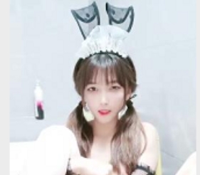 活力四溢！青春萌妹的甜蜜笑容