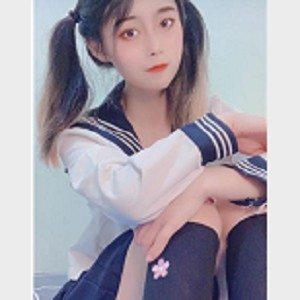 玩转校园梦幻！粉嫩妹子学生水手服，丝袜玩具搭配高速喷枪，尽情释放内心的紫薇魅力！