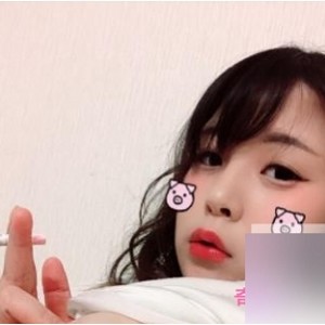 社会女神的家庭服装自拍：性感图集揭示已婚美女的魅力