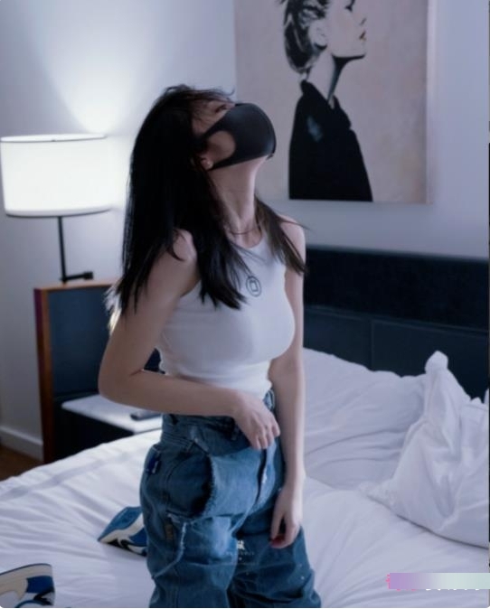 《虎牙超人气玩偶姐姐最新私拍合集，散播全网！》