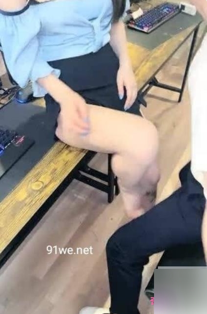 《顶级美少女激战泽美，独享网吧包厢！》