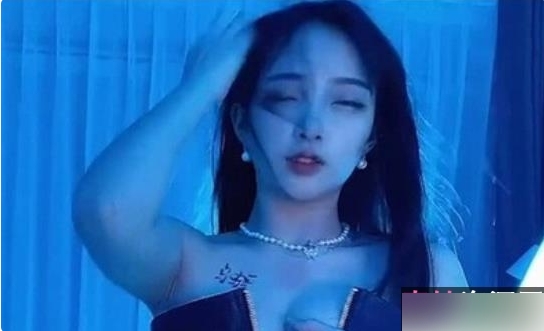 定制你的专属宝宝，与虎牙蛋宝宝和斗鱼小楠楠一同成长