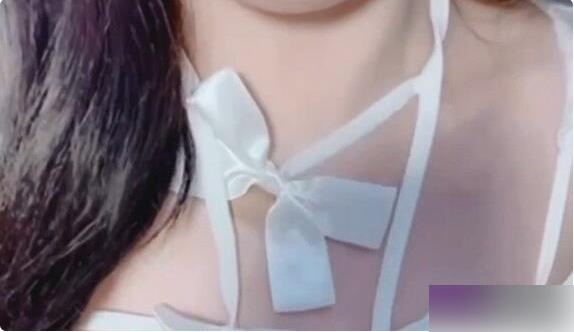 “绝美P站网红作品，白色套装让你心动不已！”