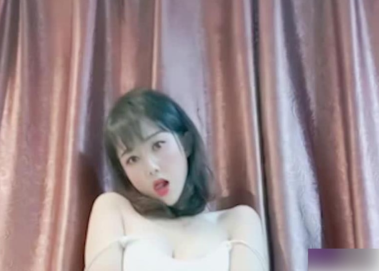 《花椒精选女主播，小辣椒，土豪，重金，作品三部，让你尽享视觉盛宴！》