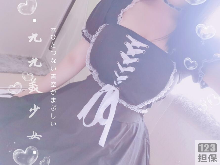 甜心奶喵酱：黑色渔网皮衣和浅紫色吊带裙的精彩组合