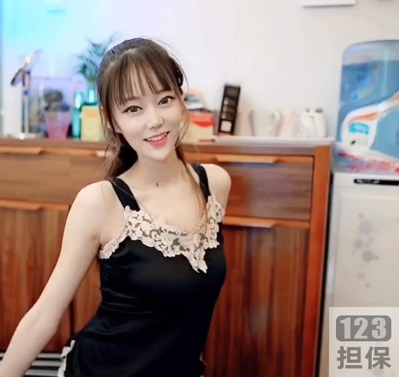 抖音美女安冉拍摄的古风汉服写真作品，包括睡裙、红肚兜、浅旗袍、清凉蓝白纱衣等，还有小兔尾COS和莉哥韩安冉。