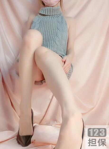 一只桃狐狸身穿灰色毛衣惊艳亮相，成为微博网红