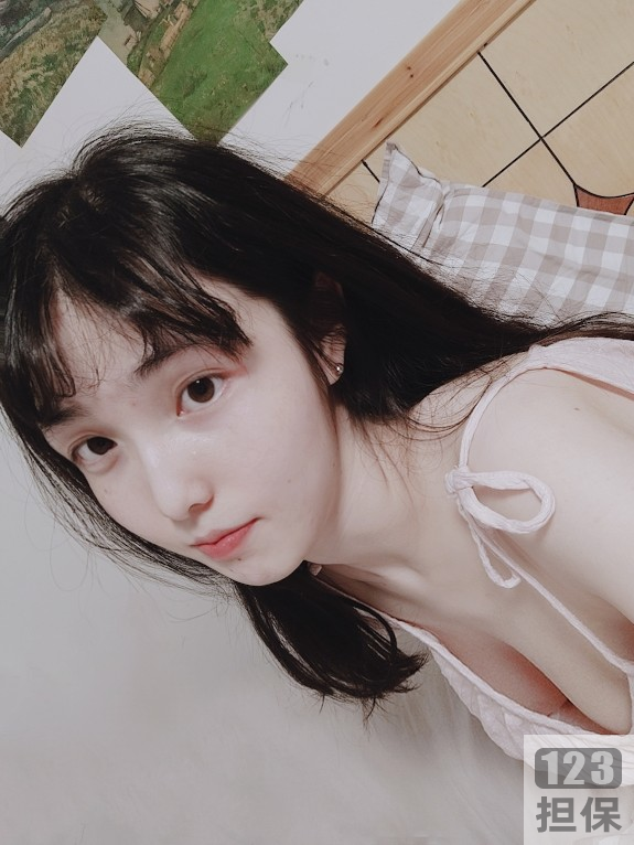 EricaHand的LOL女神视频-完整版208P，14G，越南女神在国内乡下身份的粉丝，颜值高的作品，天使脸孔和社保身材，语音清晰，水龙弹效果惊艳。